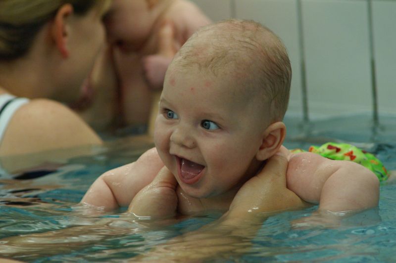 Jorik beim Schwimmen